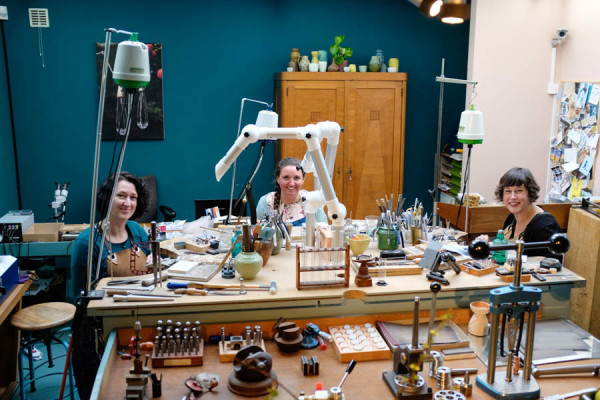 De Oogst goudsmeden in hun atelier. De Oogst goudsmeden in hun atelier.