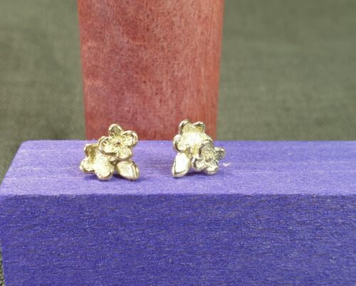 Gold ear studs Flowers. Forget-me-not design by Oogst goldsmith in Amsterdam. Independent jewellery designer.