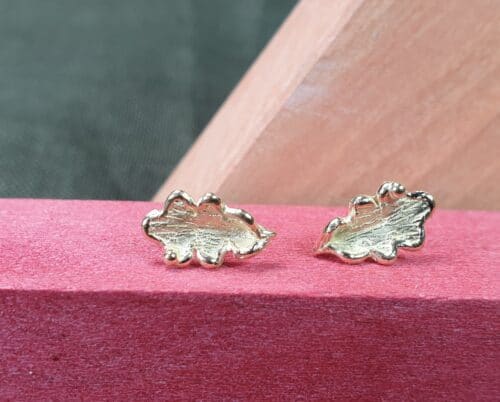 Yellow gold earrings, oak leaf ear studs. Oogst Jewellery Amsterdam.