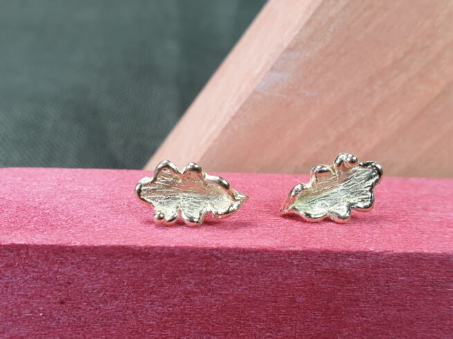Yellow gold earrings, oak leaf ear studs. Oogst Jewellery Amsterdam.