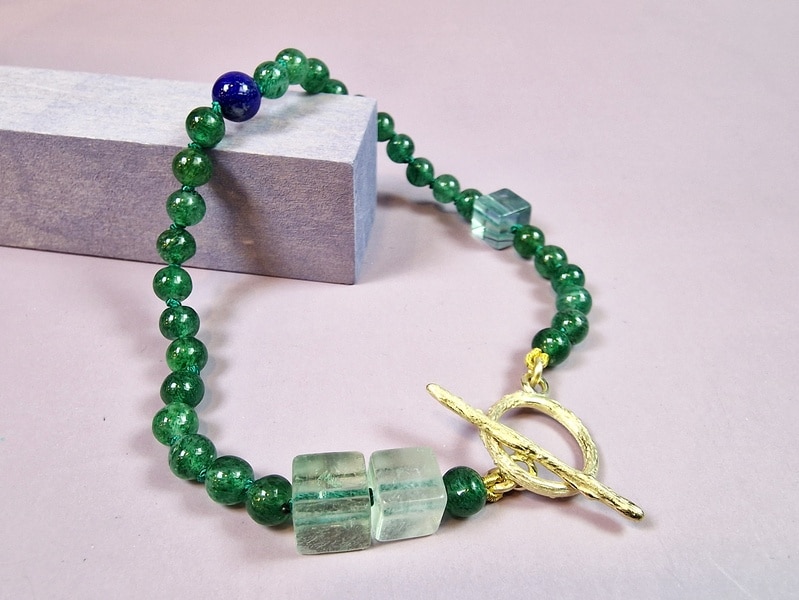 Blog over geboortestenen. Dierenriemstenen en maandstenen. Handgemaakte sieraden met geboortestenen uit het Oogst atelier in Amsterdam.