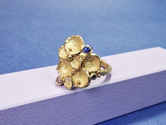 Roségouden ring Zwammen met geboortestenen saffier en diamant. Maatwerk uit het Oogst atelier.