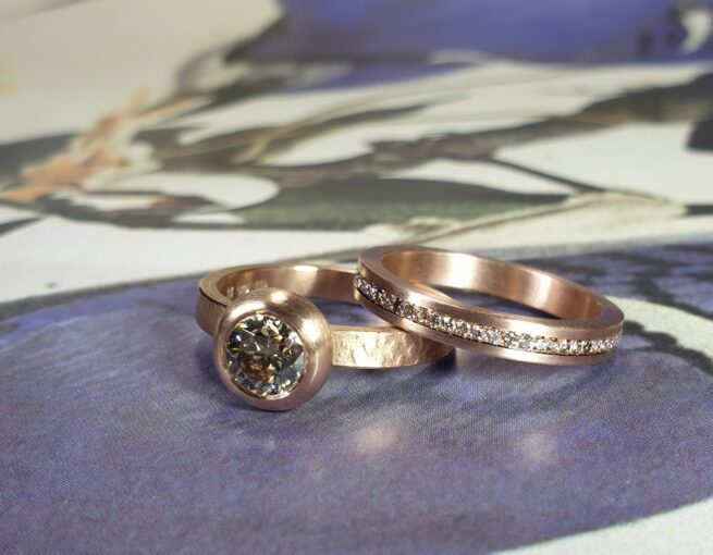 Roodgouden ringen ‘Boleet’ en ‘Eenvoud’ met Pinkish brown en light brown briljant geslepen diamant, rondom Pavé gezet.