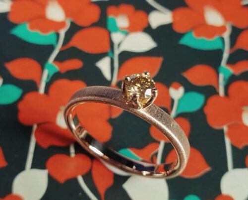 Verlovingsring 'Fluweel'. Roodgouden ring met een licht bruine diamant. Engagement ring 'Simplicity'. Rose golden ring with a light brown diamond. Oogst goudsmeden Amsterdam.