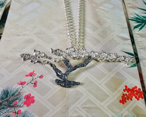 Zilveren boom aan verfijnd lang ankercollier met een oxyd keshi parel. Silver necklace with tree pendant and keshi pearl. Oogst goudsmeden Amsterdam.