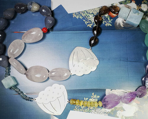 Collier Japonais, zilveren Lotus vormen met mix van edelstenen. Gemstone necklace with silver Lotus motives from the japonais collection. Oogst Amsterdam.