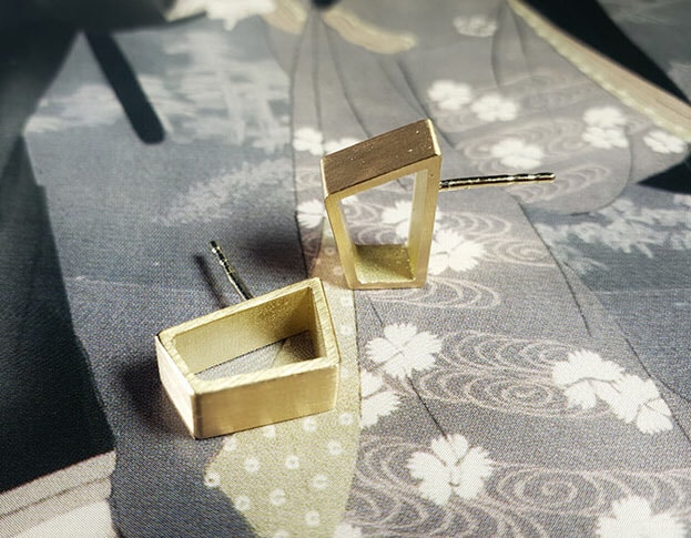 Geelgouden torii oorsieraden japonais. Yellow gold stud earrings. Oogst goudsmid Amsterdam