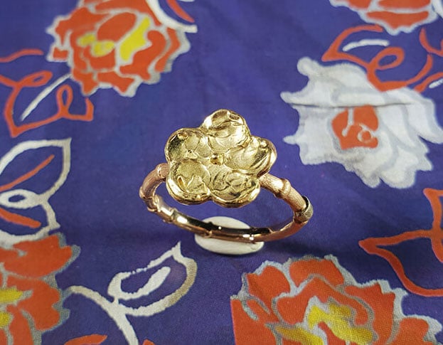 Roodgouden 'Kamon' ring met geelgouden bloem. Uit de Japonais collectie van goudsmid Oogst Amsterdam
