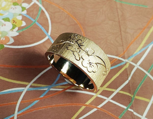 Rosé gold ring with hand engraving Japonais. custom made by Oogst goldsmith Amsterdam