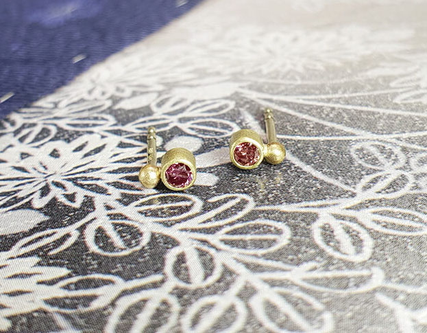 Yellow golden 'Berries' ear studs with purple pink diamonds. Oogst goldsmith Amsterdam.