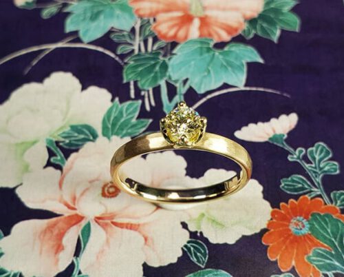 Rosegouden verlovingsring met Cape kleur diamant in tulp chaton.
