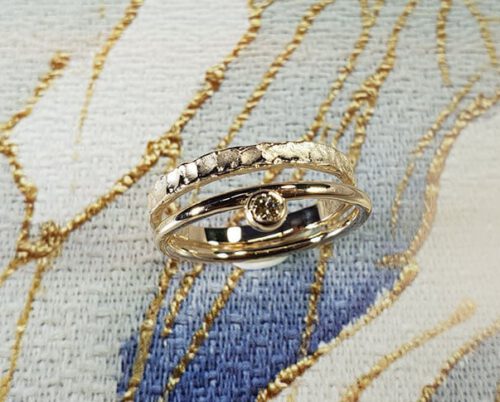 Aanschuifringen 'Bes' & 'Deining' van eigen goud vervaardigde ring met 0,05 ct cape diamant en structuur ring. Stack rings ‘Berry’ & ‘Swell’ ring made of heirloom gold with 0,05 crt cape diamond and structure ring. Oogst goudsmeden Amsterdam.