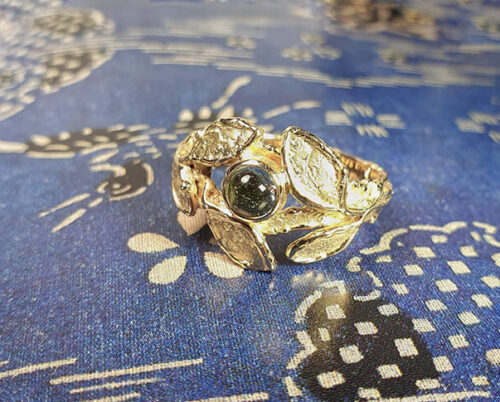 Ring 'Boomgaard' ring met textuur en vijf blaadjes met een aquamarijn van eigen oud goud gemaakt. Ring ‘Orchard’ textured ring made of heirloom gold with 5 leafs and an aquamarine. Uit het Oogst atelier Amsterdam.
