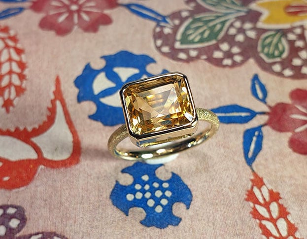 Ring 'Carré' van eigen goud met emerald geslepen Citrien. Ring 'Carré' created from heirloom gold with a citrine. Oogst goudsmid Amsterdam