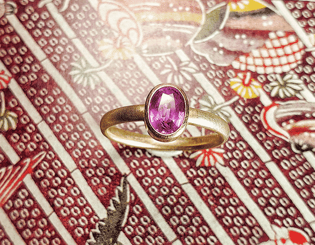 Blog over saffier. Roségouden ring 'Eenvoud'. Met 1,06 ct ovaal gefacetteerde roze saffier.