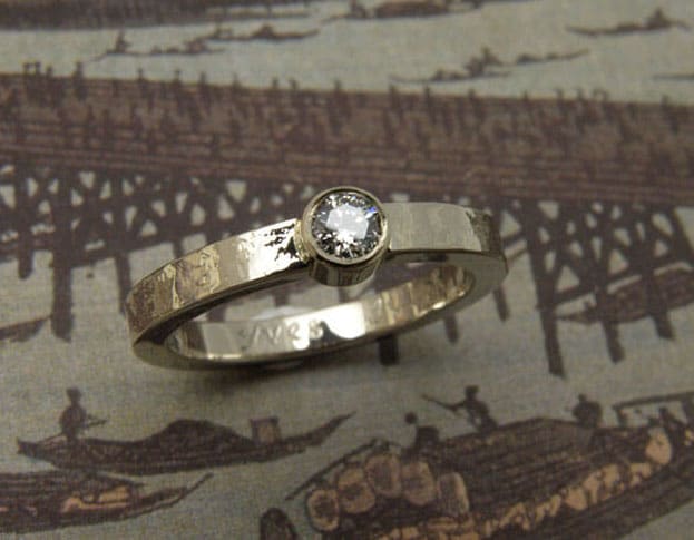 Verlovingsring 'Kant'. Witgouden kant structuur ring met diamant. Engagement ring 'Lace'. White golden ring with lace structure and a diamond. Oogst goudsmeden Amsterdam.