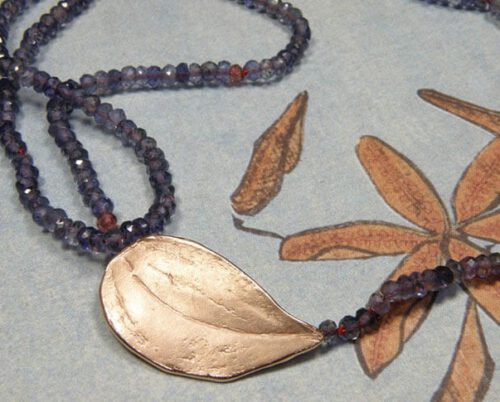 Collier van ioliet met roodgouden blad sluiting. Necklace of iolite and rose gold Leaf clasp. Oogst Amsterdam