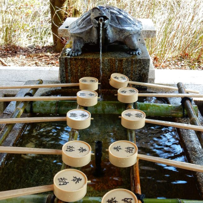 Waterpunt in tempel Kyoto. Water well with bamboo boxes.