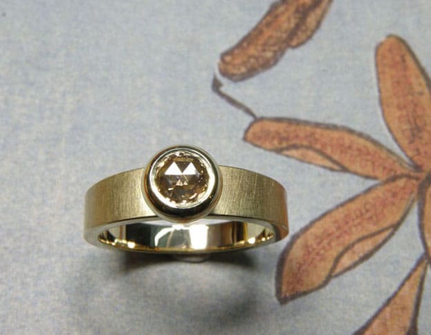 Verlovingsring 'Boleet'. Geelgouden ring met bruine diamant in bolle zetting. Engagement ring 'Boletus'. Yellow golden ring with brown diamond. uit het Oogst atelier Amsterdam.