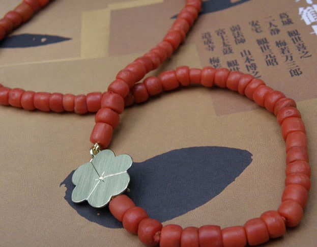 Koraal collier met geelgouden Bloesem. Coral necklace with yellow gold Blossom. Oogst goudsmid Amsterdam