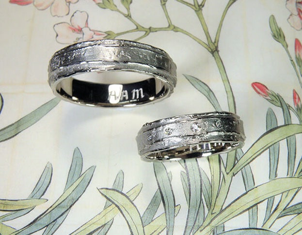 Textured Wedding rings 'Erosion'. White golden rings. Oogst goldsmith Amsterdam.