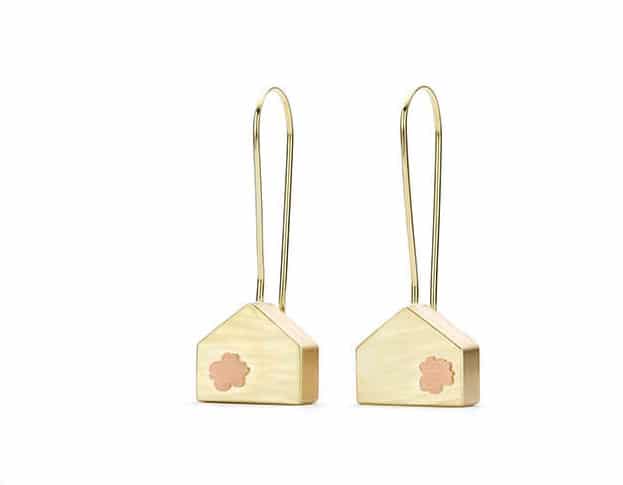 Yellow gold earrings 'House' with a rose gold blossom. From our Japonais collection. Oogst goldsmith Amsterdam