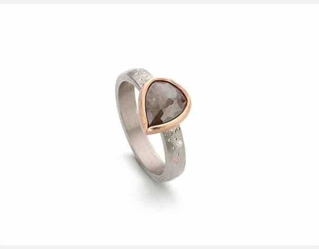 White gold 'Rhythm' ring with hammering and dots motif and a rose cut natural diamond set in rose gold. Oogst goldsmith Amsterdam