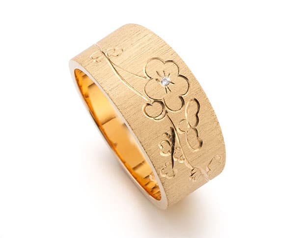 Rosegouden ring met bloesem handgravure en diamant. Rosé gold ring with hand engraving Japonais. Oogst goudsmid Amsterdam