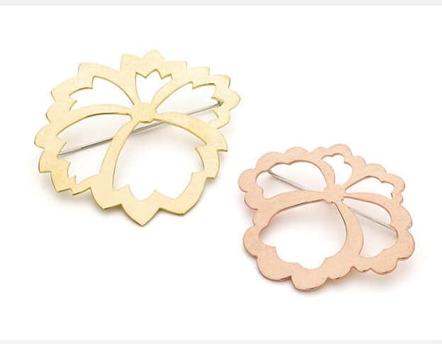 Yellow gold pin Kamon with angular shapes and rose gold pin with rounded shapes. From our Japonais collection.
