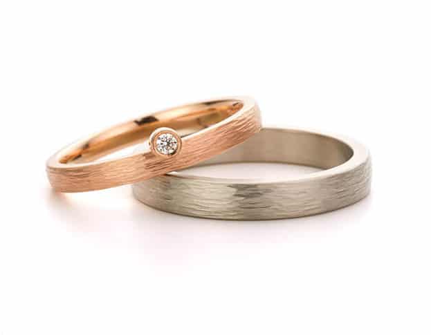 Handmade wedding bands with hammering. Rose gold ring with diamond. White gold ring. Oogst goldsmith amsterdam
