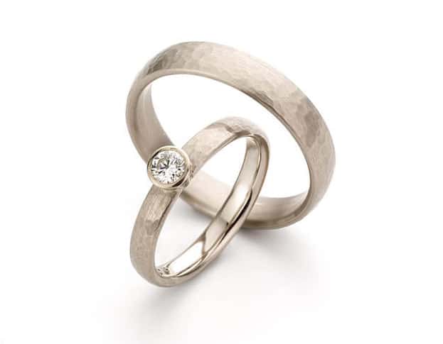 Textured Wedding rings 'Rhythm'. White golden ring with diamond. White golden ring. Oogst goldsmith Amsterdam.