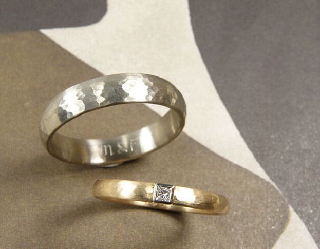 Textured Wedding rings 'Rhythm'. White golden ring, yellow golden ring with princess cut diamond. Oogst goldsmith Amsterdam.