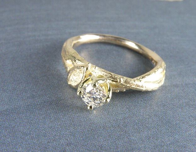 Geelgouden verlovingsring met 0,34 ct diamant. Takjes ring uit het Oogst atelier.