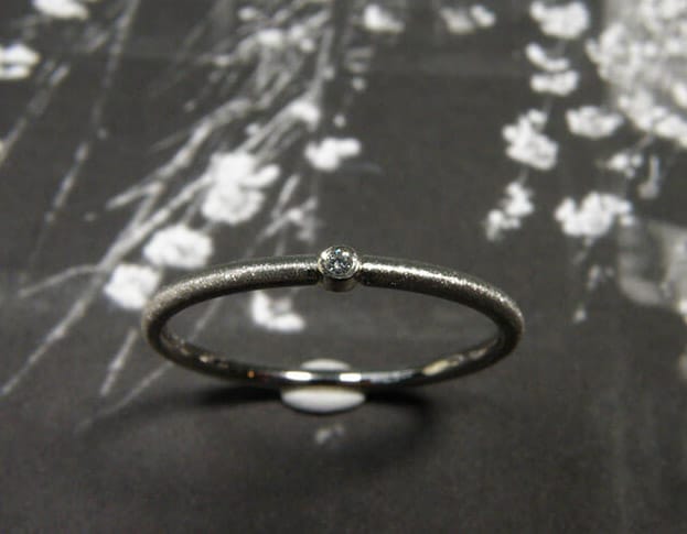 Witgouden ring Eenvoud met diamant. White gold ring Simplicity with a diamond. Uit het Oogst goudsmid atelier. Made in the Oogst goldsmith studio.