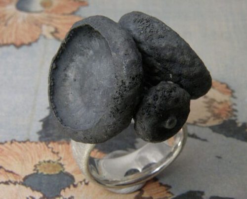 Zilveren ring 'Eik'. Stoere ring met geoxideerde zilveren eikendopjes. Ontwerp van Oogst goudsmeden Amsterdam