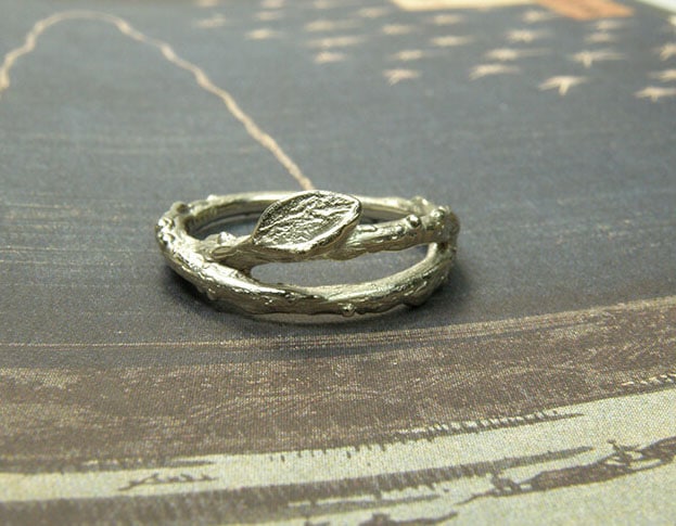 Witgouden ring Boomgaard. takje met blaadje. White gold ring Orchard, twig with leaf. Uit het Oogst goudsmid atelier. Made in the Oogst goldsmith studio.