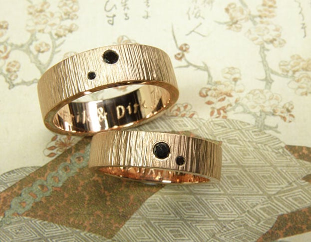 Hammered Wedding rings 'Rhythm'. Oogst goldsmith Amsterdam