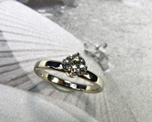 Verlovingsring 'Eenvoud'. Witgouden ring met 0,40 crt diamant in een lotus zetting. Engagement ring 'Simplicity'. White golden ring with 0,40 crt diamond. Oogst goudsmeden Amsterdam.