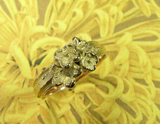 Ring In bloei, van eigen oud goud gemaakt. Ring In bloom, created from own heirloom gold. Oogst goudsmid Amsterdam