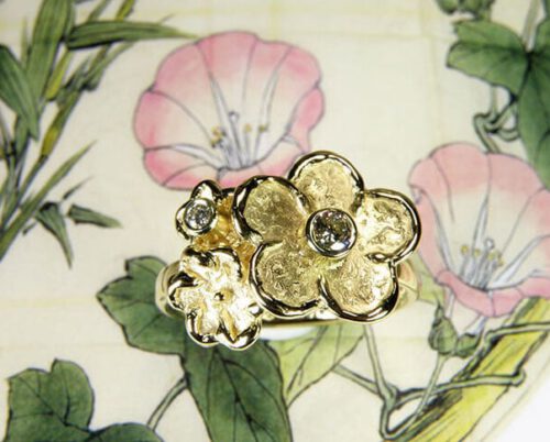 Geelgouden ring Bloemen met diamant. Gedenksieraad. Yellow gold ring Flowers with diamonds. Commemorative jewel. Oogst goudsmid Amsterdam