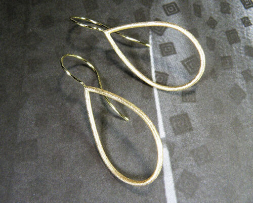 Geelgouden Druppel oorbellen. Yellow gold Drop earrings Uit het Oogst goudsmid atelier. Made in the Oogst goldsmith studio.