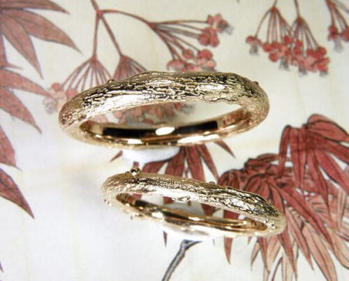 Trouwringen 'Boomgaard' takjes ringen van eigen roségoud vervaardigd. Wedding rings ‘Orchard’ twig rings made of heirloom rose gold. Uit het Oogst atelier Amsterdam.