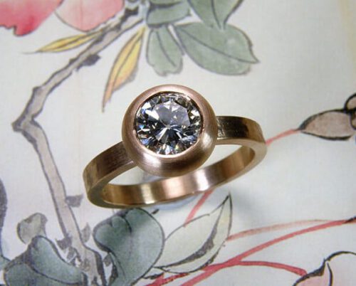 Ring 'Boleet' roodgouden ring met structuur en eigen 1,0 crt diamant. Ring ‘Boletus’ rose golden ring with structure and heirloom 1,0 crt diamond. Uit het Oogst altelier Amsterdam.