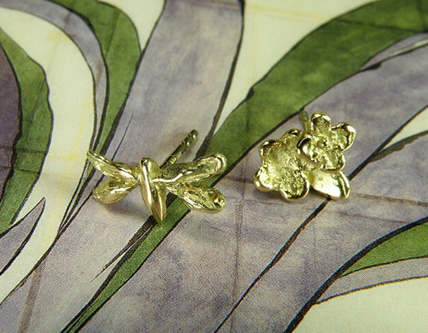 Yellow gold ear stud 'Dragonfly' and 'Forget-me-not' . Mix and match earrings. Design by Oogst goldsmith in Amsterdam