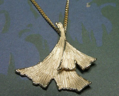 Hanger van eigen goud vervaardigde ginkgo blaadjes. Maatwerk uit het Oogst atelier Amsterdam. Ginkgo leaf pendant, made from heirloom gold.