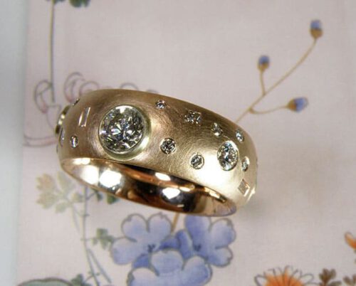 Ring 'Eenvoud' roodgouden ring met eigen diamanten speels rondom. Ring ‘Simplicity’ rose golden ring with playfully placed heirloom diamonds. Oogst goudsmeden Amsterdam.