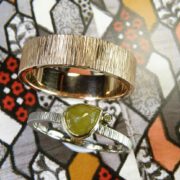 Gehamerde trouwringen met spitse hamerslag. Roodgoud en witgoud met natural diamant. Handgemaakte trouwringen uit eigen atelier. Oogst goudsmeden in Amsterdam