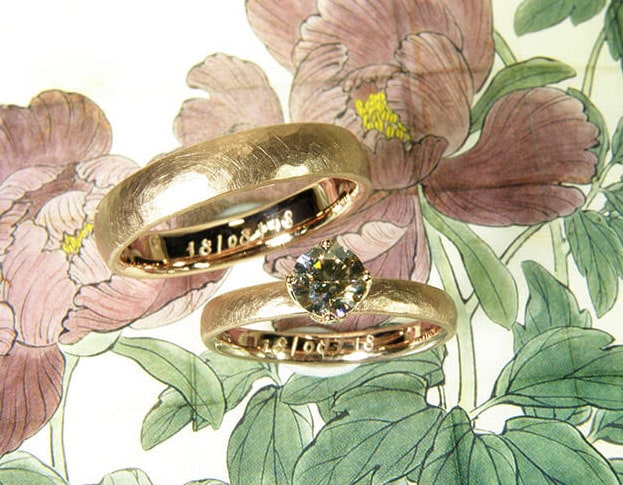 Wedding rings 'Rhythm'. Rose golden hammered ring with a brown diamond. Rose golden hammered ring. Oogst goldsmith Amsterdam.