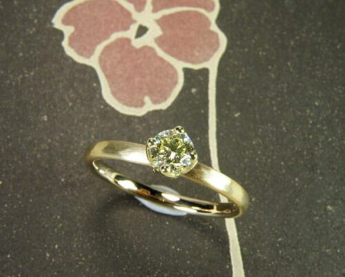 Verlovingsring 'Ritme'. Roségouden ring met hamerslag en diamant. Engagement ring 'Rhythm'. Rose golden ring with hammering and a diamond. Uit het Oogst atelier Amsterdam.