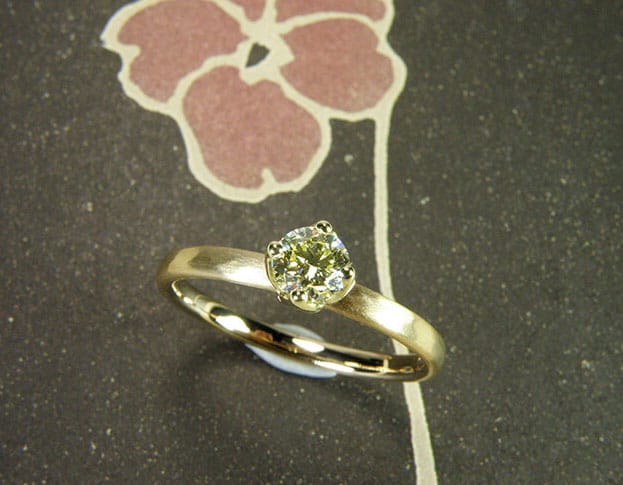 Verlovingsring 'Ritme'. Roségouden ring met hamerslag en diamant. Engagement ring 'Rhythm'. Rose golden ring with hammering and a diamond. Uit het Oogst atelier Amsterdam.